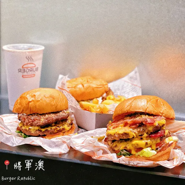 酸青瓜嘅存在就可以解膩,依個安格斯牛肉漢堡份量十足🥩,芝士呈半溶狀態!🧀食落去嘅口感豐富