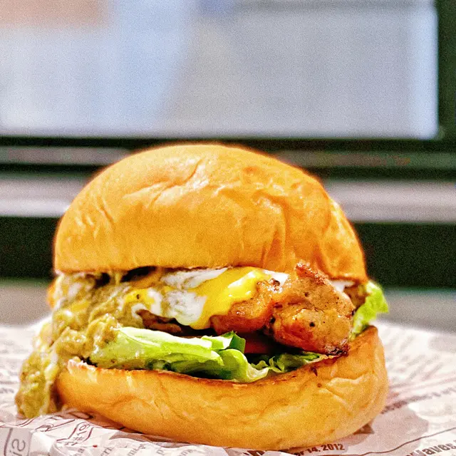 牛油果醬同雞扒一齊食會有雞肉嘅嫩滑多汁同埋牛油果嘅順滑口感！整體都唔會好油膩！