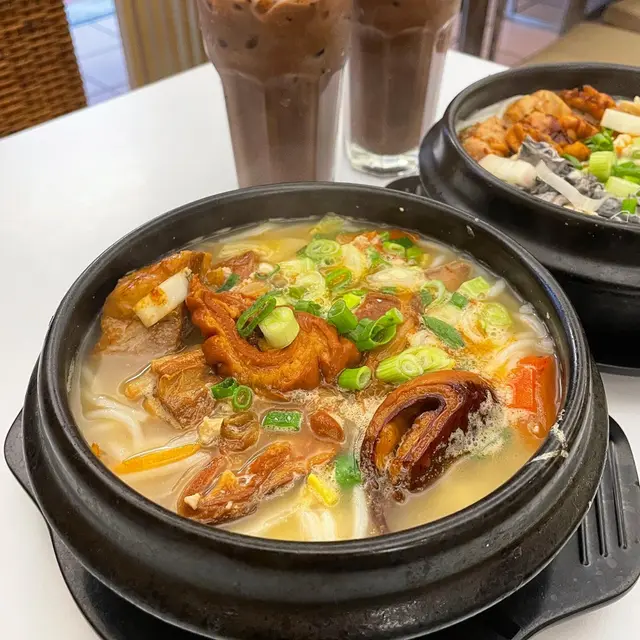 哼哼豬什錦砂鍋米線