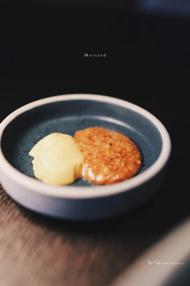 兩款芥末,可以跟香腸搭配著吃