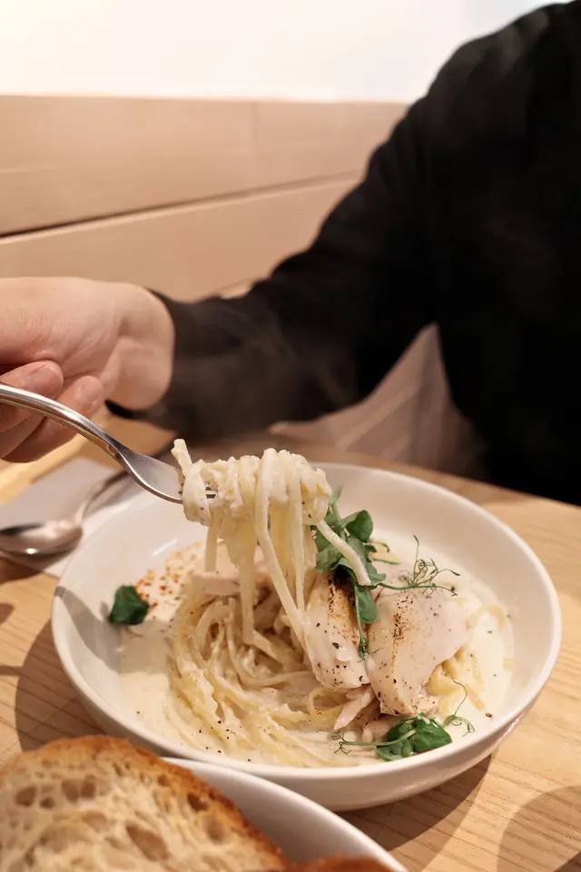 慢煮雞胸配白酒蒜香忌廉汁意大利粉