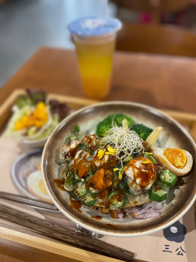 蚵仔煎滷肉拌飯