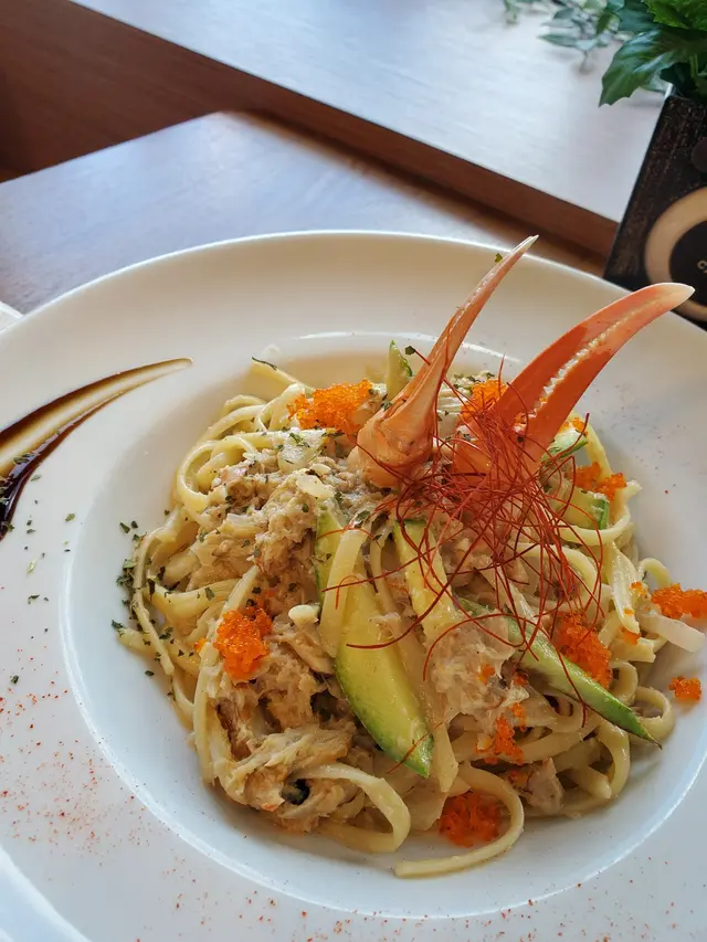 飛魚籽蟹肉蟹糕炒扁意粉