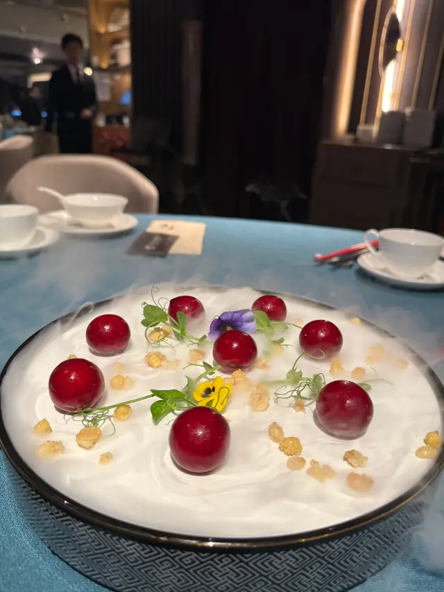 矜貴出場的鴨肝 十分驚艷的賣相❤️外皮的櫻桃甜甜果凍質地+軟膩的鴨肝口味 係鹹甜的交流