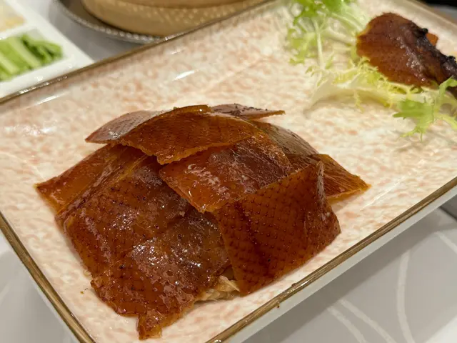 他們的配料也太多了吧 一般都只有蔥、青瓜、醬料但這𥚃還有糖及薑 超級解膩 而皮鴨皮又熱 又微脆💗雖然看起來少得可憐 其實他們只是疊起來！！𥚃面還有鴨肉～～大家把肉和皮包在一起更富口感～