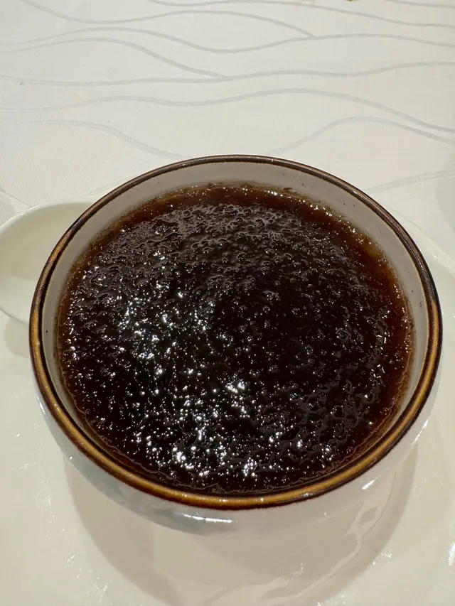 這份到底是怎麼做的～～比啫喱更軟點 微甜又有種淡淡的潤喉中藥🌿香氣～好神奇的一份～