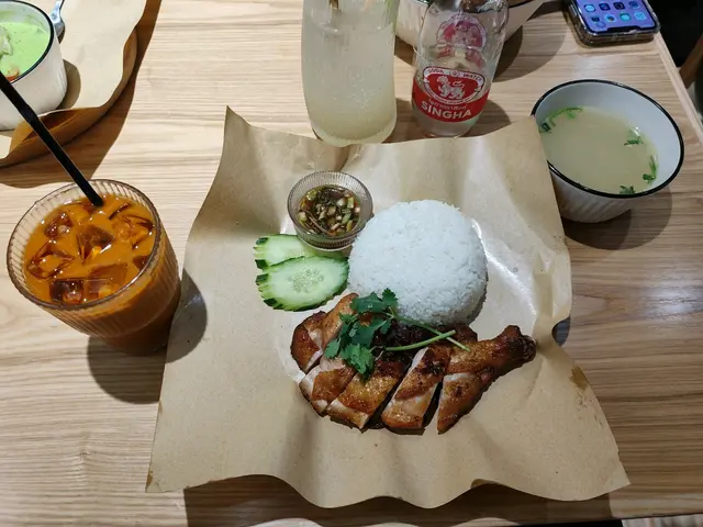 青咖哩雞飯，燒雞髀飯， 泰式船米