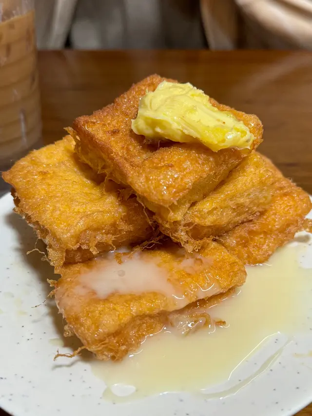 熱騰騰 又有大大片的牛油🧈和練乳!!
這一塊吃起來超方便 而𥚃面主要是蛋包的
中間沒包花生🥜醬 味道已經很足夠了~
又炸又甜甜 又有雞蛋香(大!滿!足!