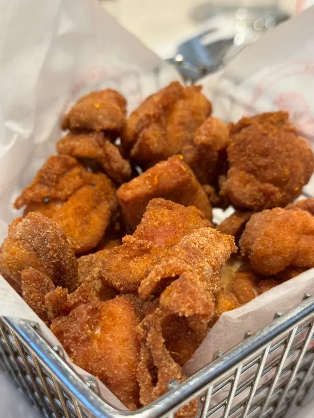 他們的炸雞🍗偏脆硬 還裹上一堆的辣粉
和我們一般吃到的辣感不太一樣 不太能吃辣的朋朋們要小心
(可能要先跟店員說一下 可能可以減小一點辣（？