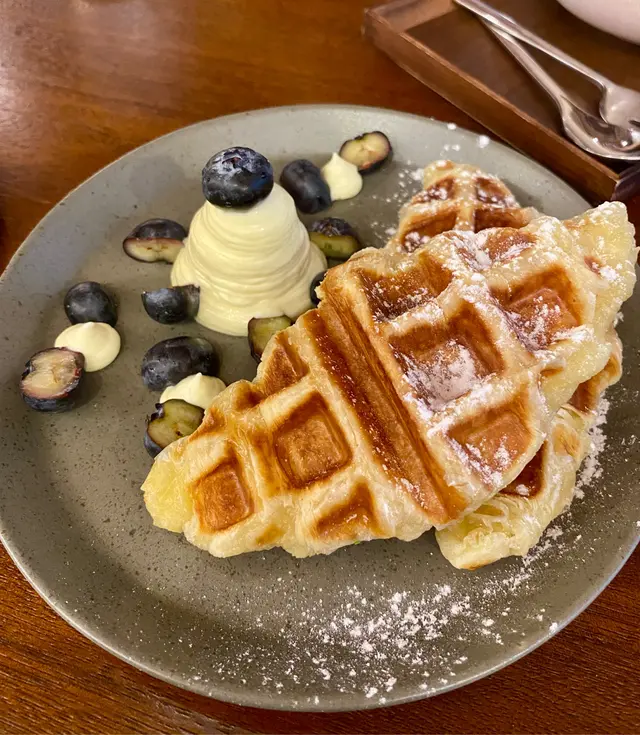 藍莓忌廉芝士牛角包窩夫