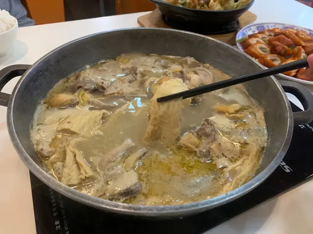 胡椒豬肚雞煲:超級超級多料,絕對有誠意,食不完的豬肚和腐竹,豬肚的爽脆和雞肉的鮮嫩相得益彰,胡椒的溫熱使這道菜暖胃又提神,我連湯都飲埋