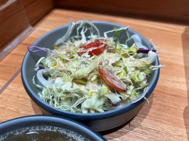 自助椰菜沙律，可配日式胡麻醬或日式醋汁。🥬