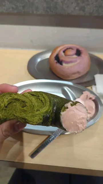 小山园抹茶贝果配士多啤梨忌廉芝士抹酱