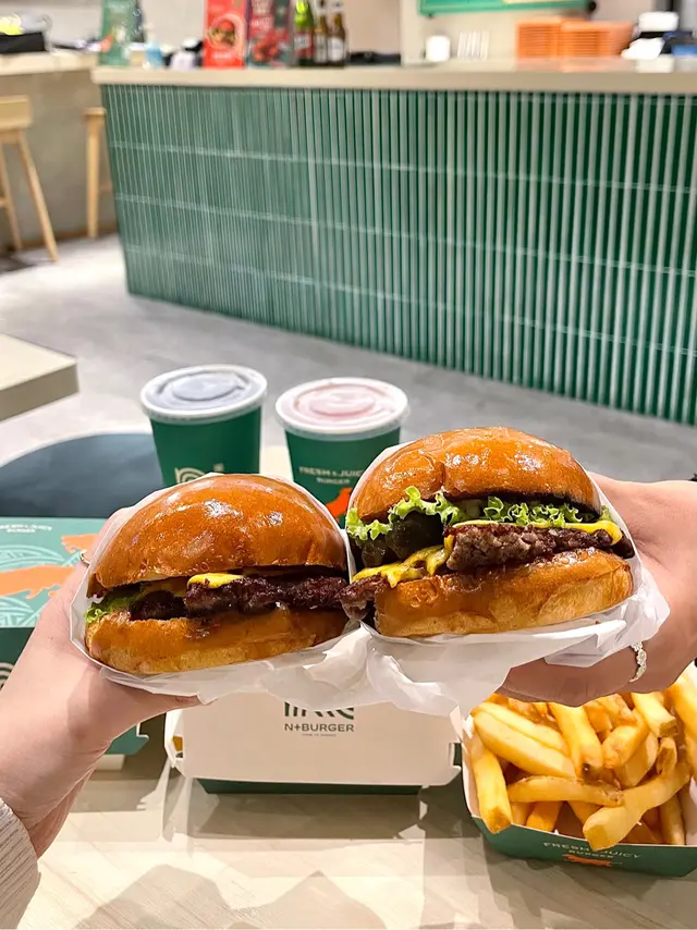 The Smoky脆培根粒燻烤醬漢堡、N+ Limited特級松露醬牛前腩漢堡