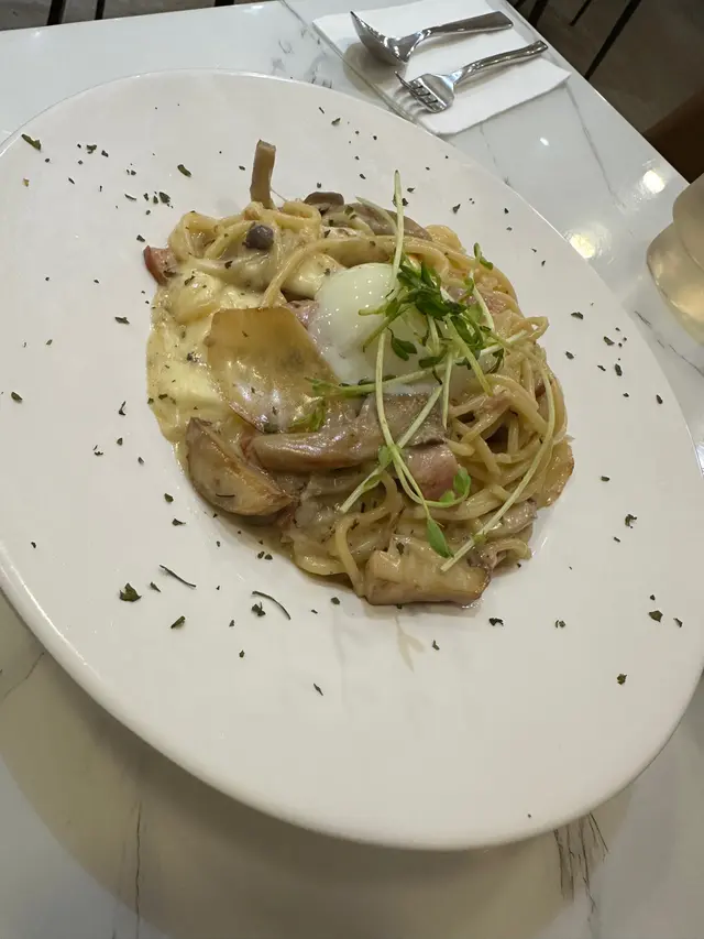 餐廳好舒服 夠空曠 唔會覺得好逼
野食都好食 
會再黎食～😋