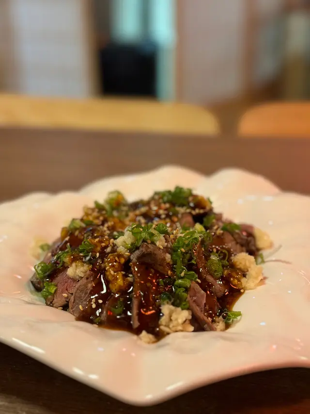 份量極多 大大碟粉嫩既牛肉
淋上秘製蔥蒜汁 加埋生蛋黃 食落好絲滑😚
鐘意重口味d既可以夾埋生洋蔥一齊食🧅