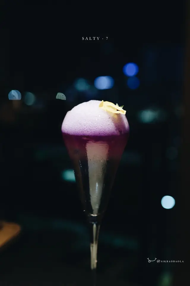 鹹柑桔Gin & Tonic,加上櫻花蝦和蝶豆花混合而成的泡沫