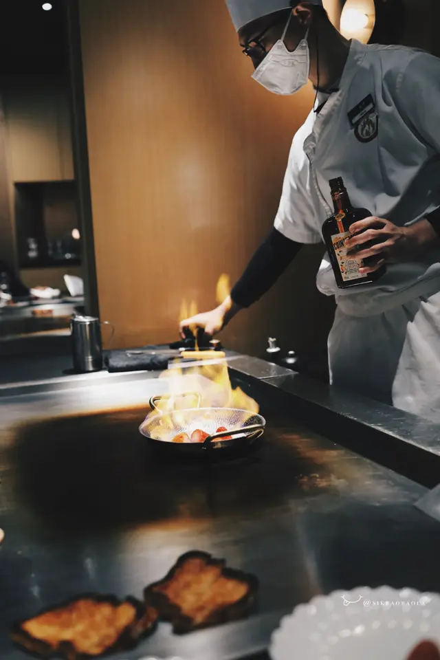 焦糖草莓加入橙酒點起火焰