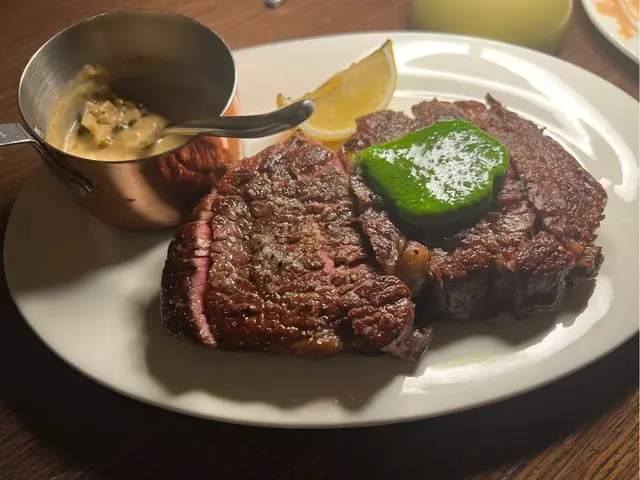 我最推介係佢嘅牛扒,選料靚淋身又夠香,加埋個蔥香蒜香味濃嘅牛油醬我比一百分