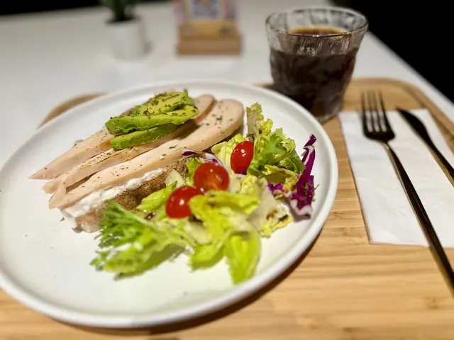 燒雞胸配牛油果開邊酸種三文治