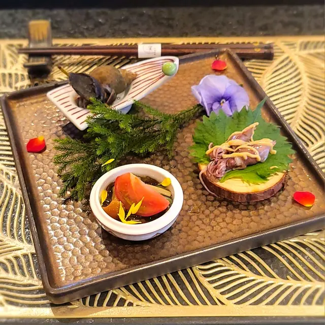 水雲醋配蕃茄 | 富山縣螢光魷魚 | 黑梅貝