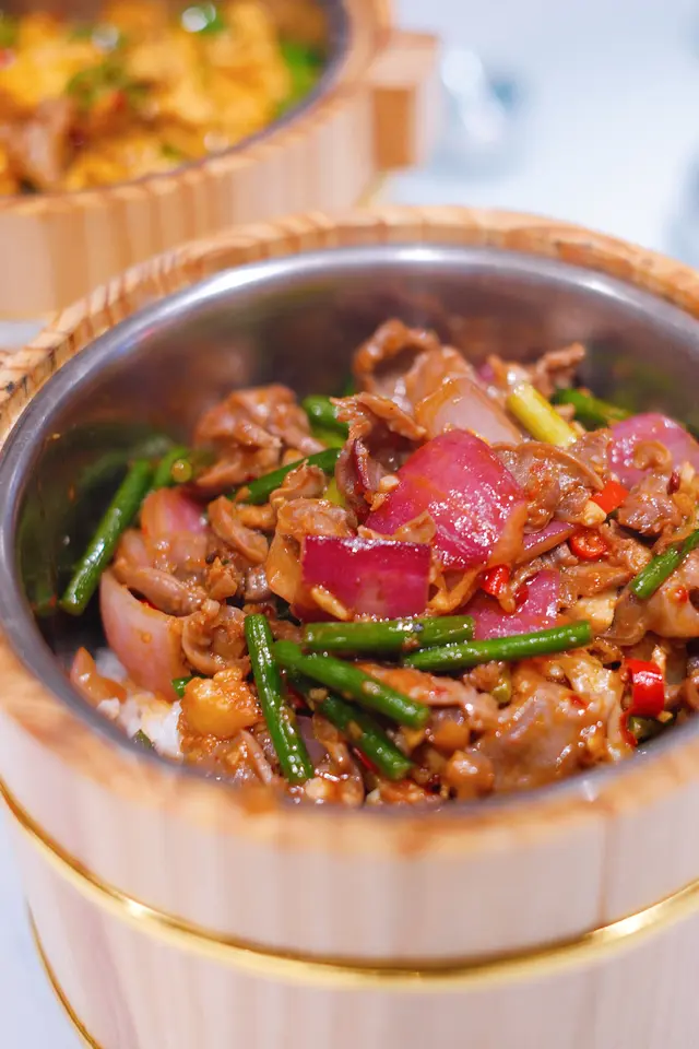 酸辣椒雞腎木桶飯 