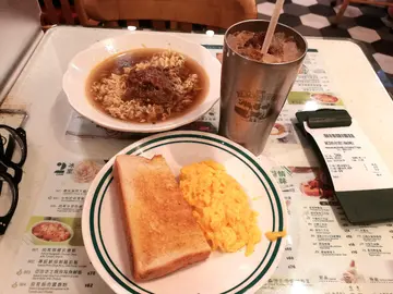 早餐B~沙嗲牛肉公仔麵跟炒蛋多士跟凍咖啡