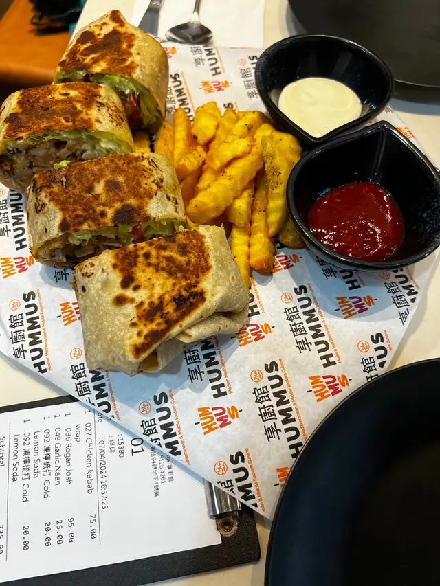 好好味 白色醬同雞卷好夾 個皮脆脆地 有生菜有蕃茄￼加炒咗嘅雞肉 必食￼