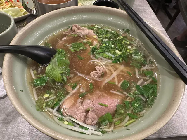 生牛肉河粉，啲牛肉黐埋一坺嘢，要用手分開來先食到