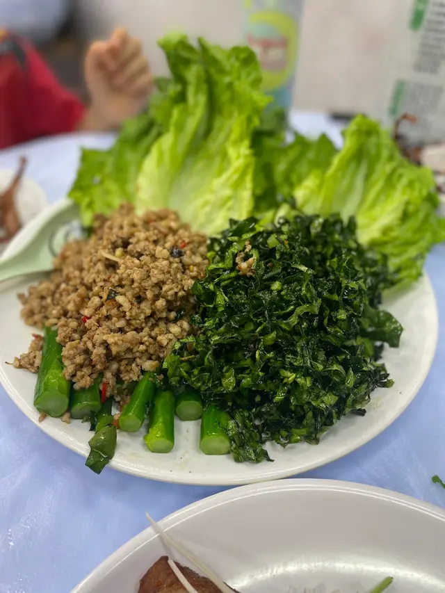 入面有炸過既芥蘭葉、芥蘭莖同生菜配上好有獲氣既炒肉碎。食法就係好似生菜包咁，加上炸芥蘭葉好似紫菜咁香口，整體又幾層次豐富！又係十分惹味既一道菜。
