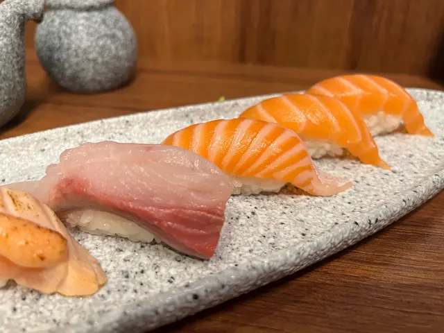 三文魚壽司($14*2)、三文魚腩($18)、明太子醬燒三文魚($16)、右口魚邊醬油漬($22)、油甘魚