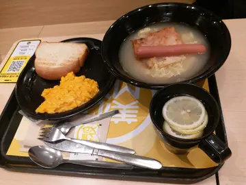 雞扒腸仔麵配炒蛋牛油方包,熱檸水