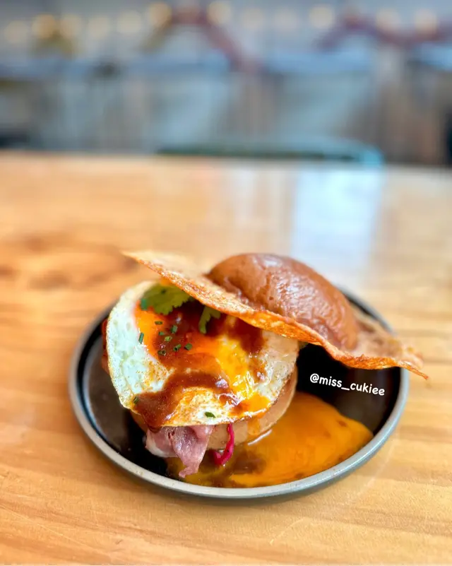 Mobin ‘UFO’ Crispy Cheese Burger