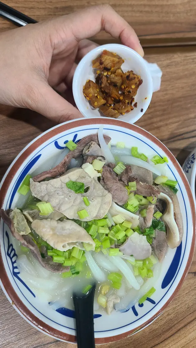 豬雜湯麵（小），配任食辣蘿蔔