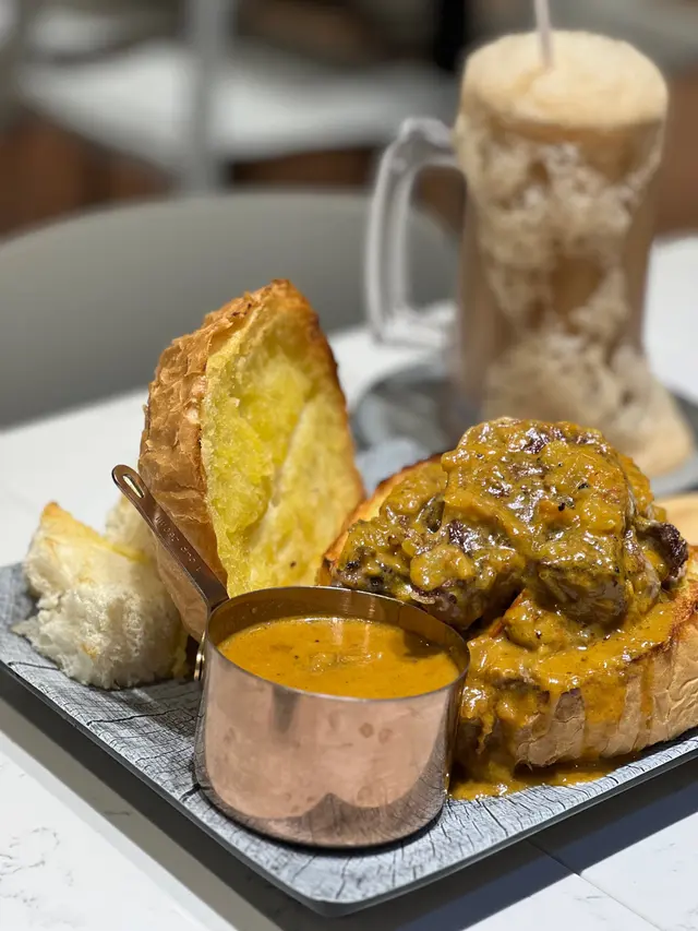 焗咖哩農夫包(大) 配 咖哩牛脷