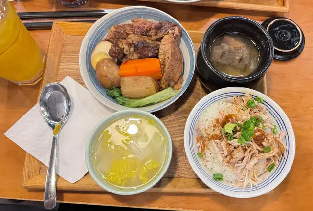 滷水蛋牛腩雞肉飯