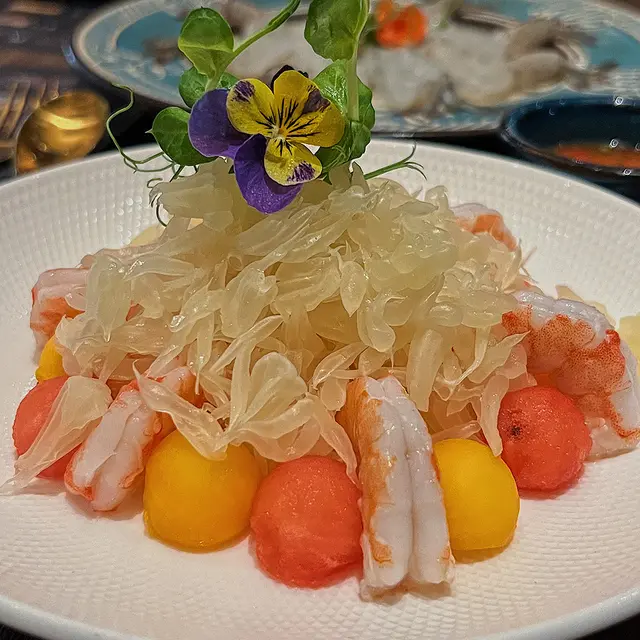 甜酸醬汁撈埋各種水果同蝦肉,非常開胃,食落非常多層次