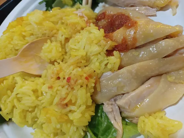 個賣相好正。油飯甘香入口。混入去骨白切雞。加入醬汁。好滋味。杯椰子冰好冰凍好重椰子味。個人誠意推介。