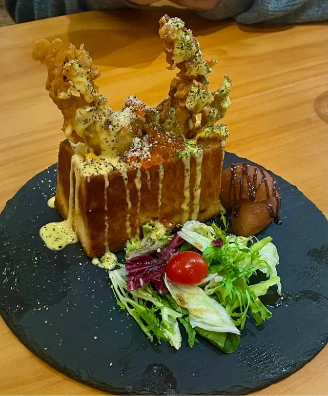 金沙軟殼蟹三文魚子海鮮沙律盒子吐司