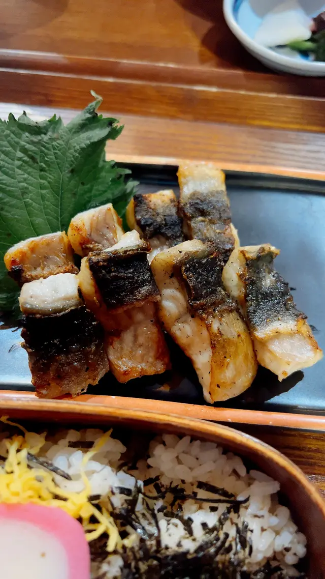 鰻魚的質地,經過精心的選材和烹調,鰻魚肉質既豐腴又細膩,入口即化。而那層薄薄的炭火燒烤表皮,不僅增添了一絲絲的煙燻香氣,更在口感上形成了一種美妙的對比——外酥內嫩,恰到好處。