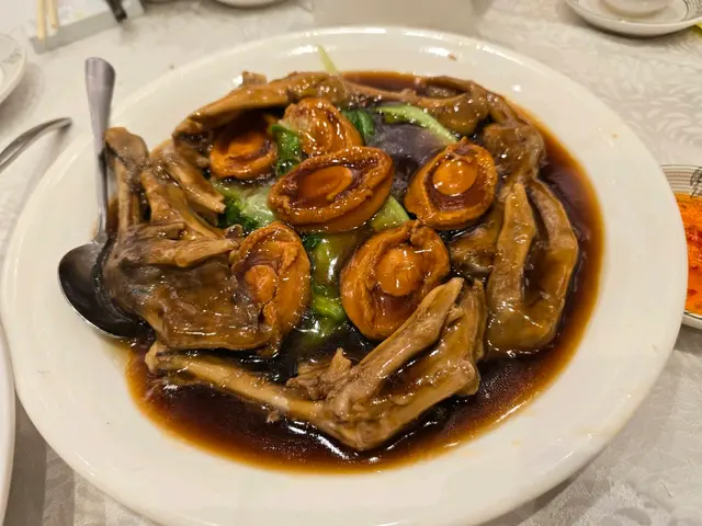 原隻鮑魚扣波蘭大鵝掌