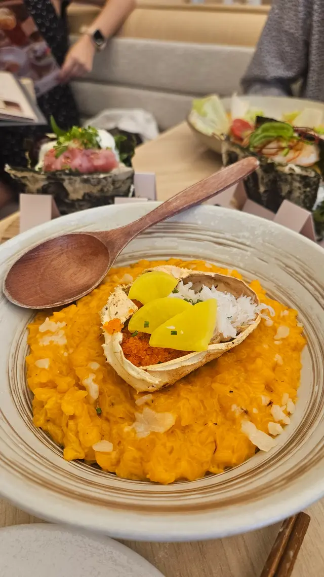 松葉蟹味噌甲羅燒意燴飯配海膽忌廉汁