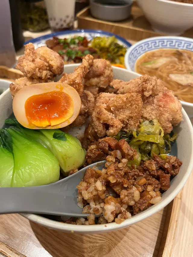 鹽酥雞滷肉飯