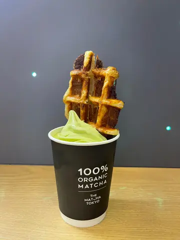 牛角包窩夫配抹茶軟雪糕及北海道牛乳雪糕