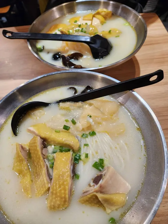 招牌花膠雞湯米線雞肉肉質鮮嫩夠滑