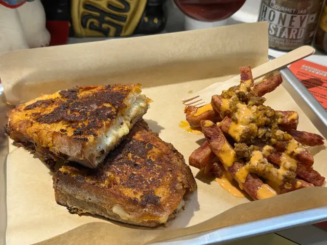 這次我們先不額外加配料 先試試看他們最經典的～
難怪大家都大推這份！！大家先不要怕這份看起來焦焦的
其實上面全都是辣油 先上一層在麵包🥯面 再煎 真的超級脆口 是有聲音的脆度！！
那種又辣又惹味的辣感 再配上巨量的車打芝士和美式芝士 又creamy 又香濃
誰也能吃到打絲感～愛辣愛芝士的朋朋們肯定不能錯過這份

✨炸午餐肉脆脆條 + 凍咖啡 +$30
他們把午餐肉切成長條形 然後當成薯條🍟一樣炸～～
口感外酥內微軟外 重點是他們的墨西哥🇲🇽青辣椒芝士 先刺激後辣 再來芝士香
和鹹香度洽好又香脆的午餐肉面前相比 這份的辣一點也不失色 更是一種升級