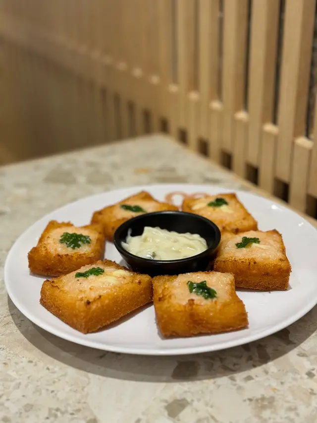 蝦又大隻 肉厚彈牙🍤多士炸到金黃酥脆🍞
熱辣辣上碟 入面半溶芝士真係好正😎😎😎