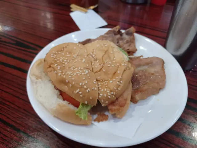 行開去尖沙咀海防道。點咗個豬扒包。加埋杯凍朱，都係$71。個豬扒好美味。加埋醬汁，滋味無窮。我個人試為個豬扒包好食過澳門茶記。夏天飲凍朱，好正。消暑解渴。