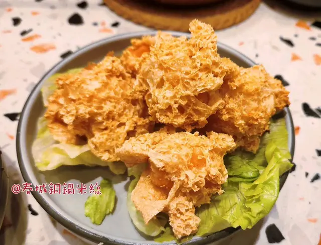覺得好多人揀這個,不知好不好,大家點這個試試食,一眼見它似響鈴,咬一下十分好脆,炸得好鬆化又香口,裡面有蝦膠真好大,附送有甜辣醬好配合