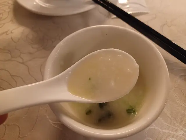 滑雞粥可供二人食量。一大碗可分四至五小碗。粥底好綿但入口香滑。雞肉鮮甜可口。